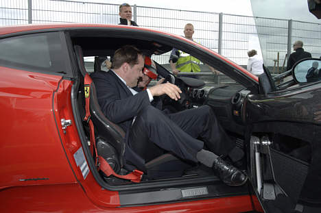 Sundhedsminister Jakob Axel Nielsen fik en tur i passagersædet i en Ferrari F430 Scuderia. Det var der mange andre, som også gjorde, så der blev kørt mange penge ind til Børnefonden.